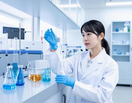 薬を開発する白衣の女性研究員 薬を開発する白衣の女性研究員の写真