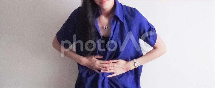 胃痛に苦しむ女性(横長) 胃痛,女性,ストレスの写真素材