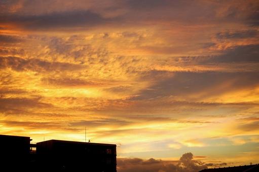 燃えるような夕焼けの空 燃えるような夕焼けの空の写真