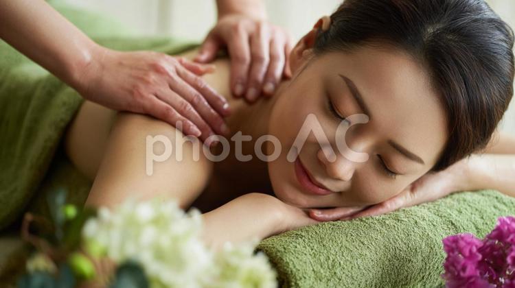 癒しのマッサージ時間 女性,マッサージ,リラックスの写真素材