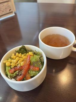 新鮮サラダとあったかスープの写真