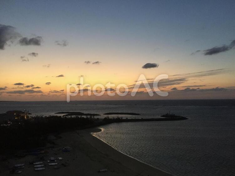 【恩納村の夕暮れ】 夕暮れ,夜景,沖縄の写真素材