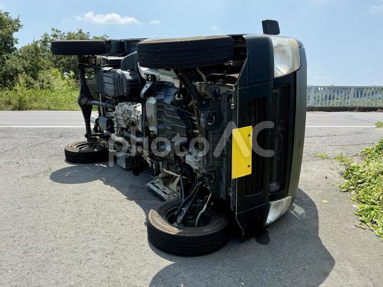 軽トラックが横転した事故現場 横転,自動車事故,軽自動車の写真素材