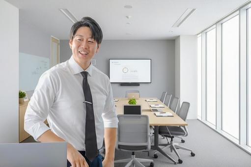会議するビジネスマン 会議するビジネスマン 男性,ビジネスマン,サラリーマンの写真素材