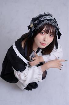 座ってこちらを見上げる地雷系女子 座ってこちらを見上げる地雷系女子 上目遣い,20代,女性の写真素材