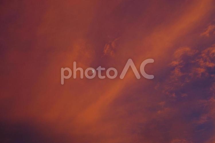 真っ赤な夕焼け空と月 夕方,空,雲の写真素材