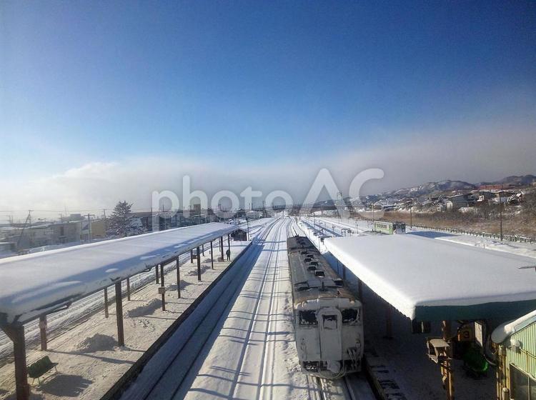 真冬の北海道の駅ホームと線路 青空,真冬,北海道の写真素材