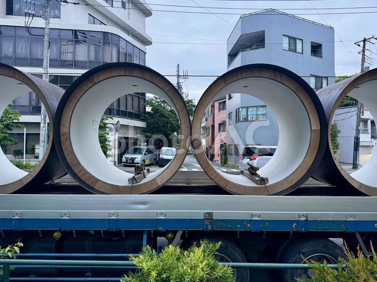 運搬中のシールド管 土木工事,推進管,シールド管の写真素材