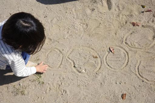 公園の砂場で円を描いて遊ぶ子供の手と砂 子ども,公園,砂場の写真素材