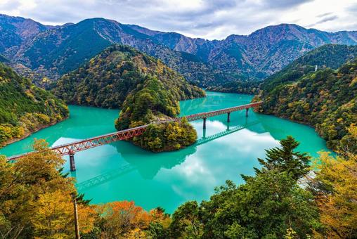 静岡県　奥大井湖上駅・秋景色 奥大井湖上駅,秋,紅葉の写真素材