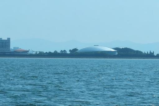 三河湾の船上から見たアクアアリーナ豊橋 三河湾の船上から見たアクアアリーナ豊橋の写真
