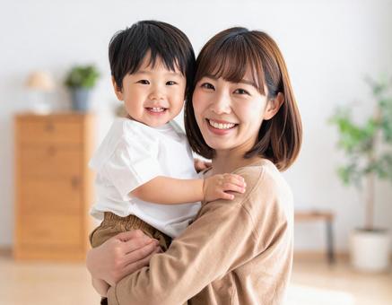 笑顔の母親と子供の写真