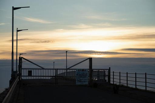 夕暮れと封鎖された防波堤 夕暮れと封鎖された防波堤の写真