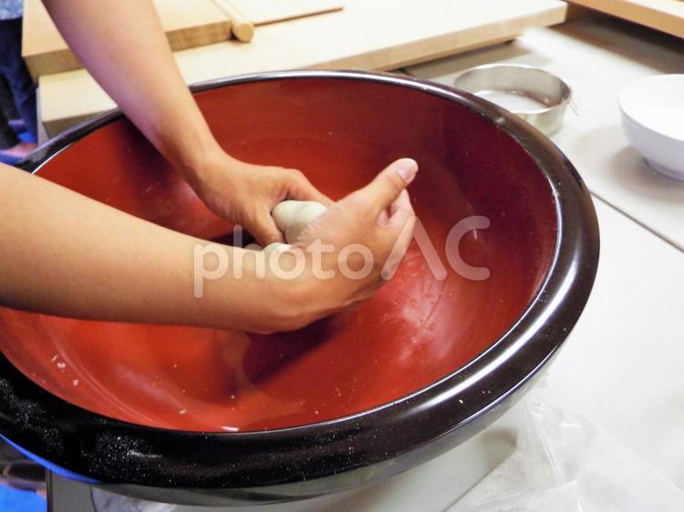 そば打ち・そば粉を練る（菊練り） そば打ち,そば,そば打ちの道具の写真素材