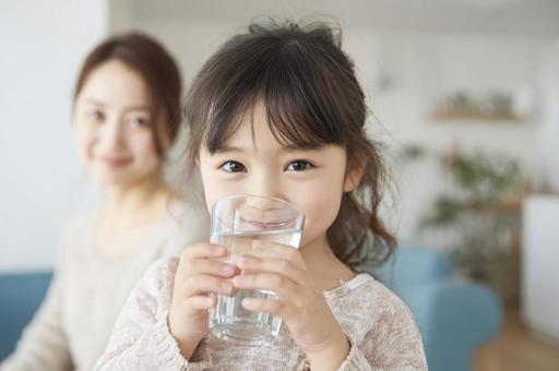 グラスの水を飲む女の子-5 グラスの水を飲む女の子-5の写真