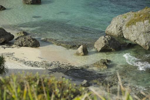 エメラルドグリーンの海のほとり エメラルドグリーンの海のほとり 海,風景,自然の写真素材