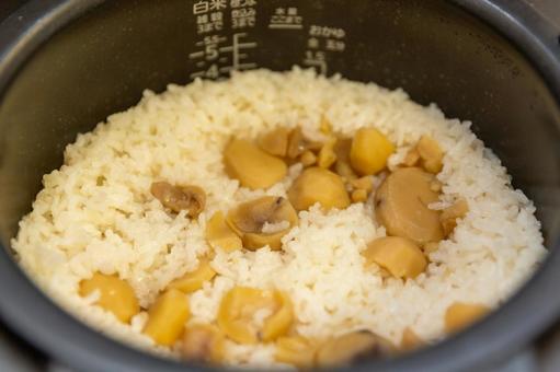 炊飯器の中の炊きたての栗ご飯 栗ご飯,炊きたて,炊飯器の写真素材