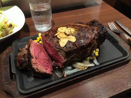 レアに焼いた2ポンドステーキ(900g レアに焼いた2ポンドステーキ(900gの写真