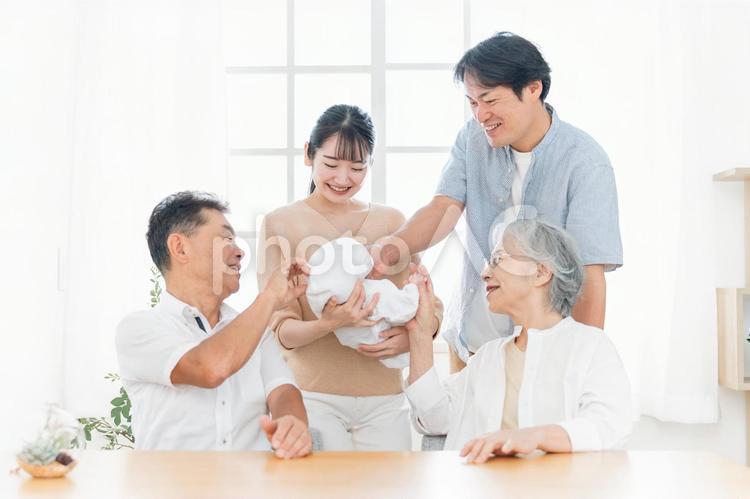 赤ちゃんを抱いた家族（夫婦・里帰り出産） 孫,家族,出産の写真素材