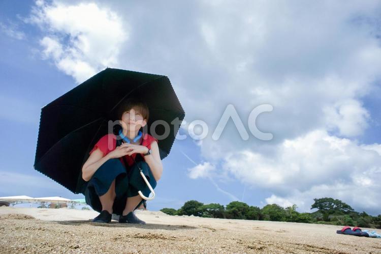 素材＞夏の海で日傘に隠れて沖を眺める女性 女性,人物,夏の写真素材