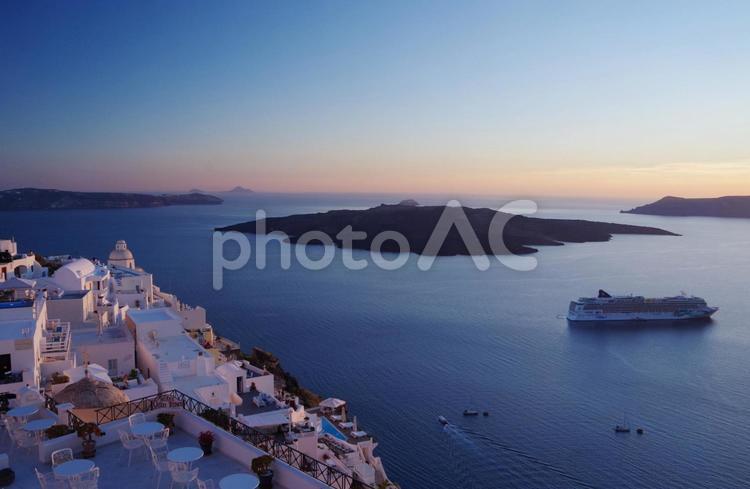 ギリシャ　サントリーニ島の夕暮れ ギリシャ,サントリーニ島,イアの写真素材