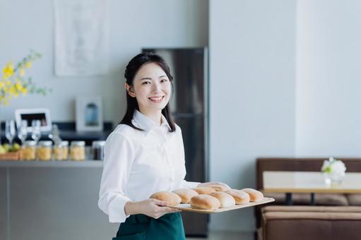 カフェで働く若い女性 カフェで働く若い女性の写真