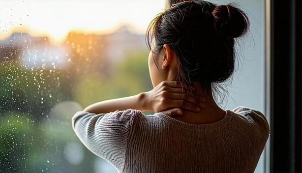 寝違えて首痛に苦しむ女性の写真