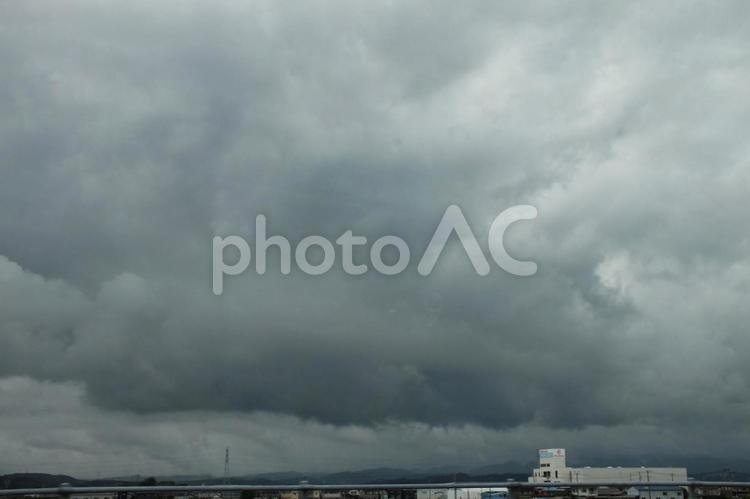 垂れ込める雲　梅雨の季節 雲,暗雲,垂れ込めるの写真素材