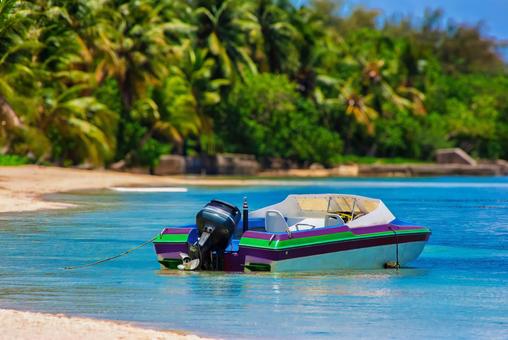 ビーチに停泊する小型ボート ビーチに停泊する小型ボート 南国,海,ボートの写真素材