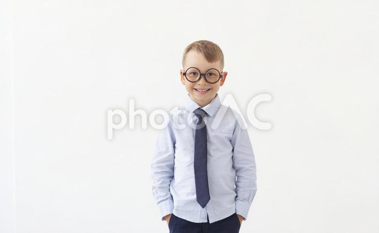 ビジネスマンに扮した男の子 子ども,お仕事,職業の写真素材