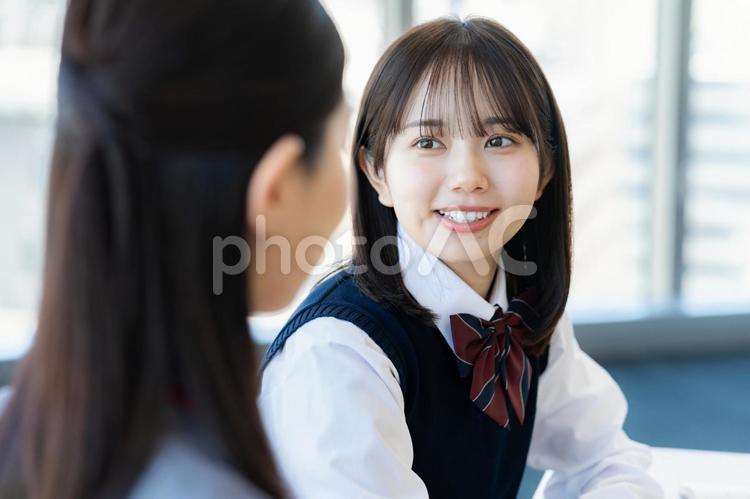 勉強する女子学生と先生 高校生,授業,笑顔の写真素材