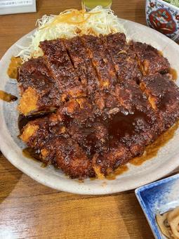 名古屋名物ボリュームあり　わらじ味噌カツの写真