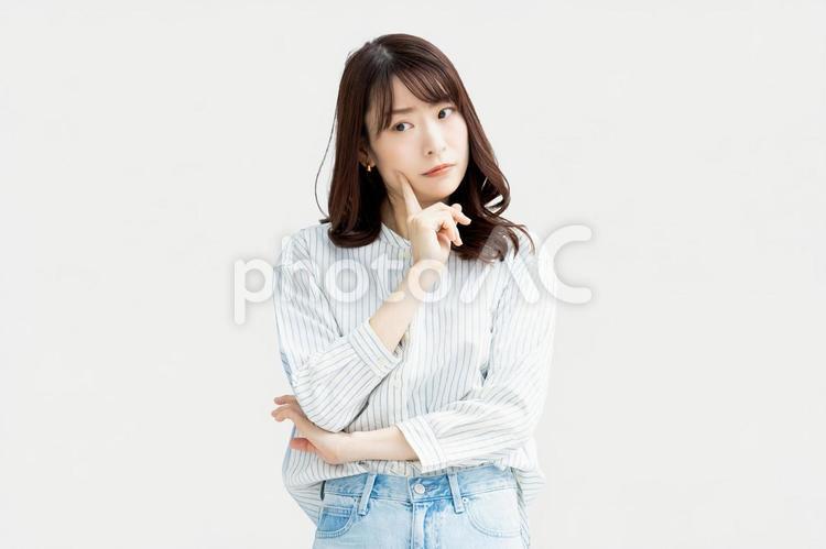 考えごとをする女性 女性,考える,悩むの写真素材