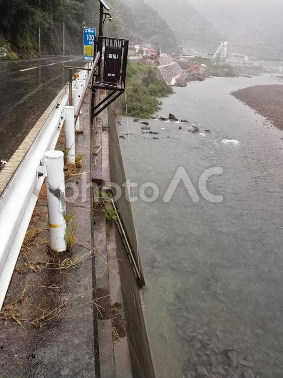 雨の中の川沿い道路 雨,川,道路の写真素材