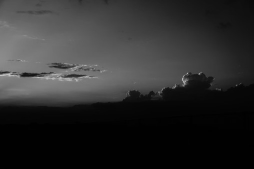 モノクロの空 モノクロ,暗転,暗いの写真素材