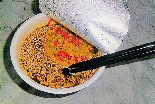 かき揚げそばを食べる カップ麺 かき揚げそばを食べる カップ麺の写真