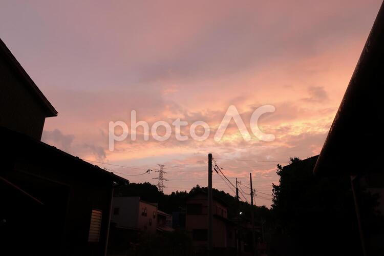 住宅街の夕焼け 夕焼け,夕焼け雲,雲の写真素材