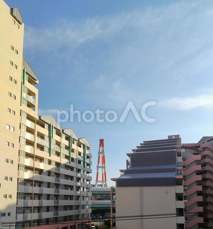 団地の間から見える工場の煙突 煙突,工場,団地の写真素材