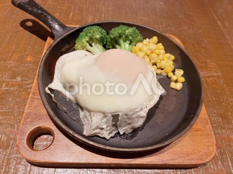 目玉焼きのせハンバーグ ハンバーグ,レストラン,目玉焼きの写真素材
