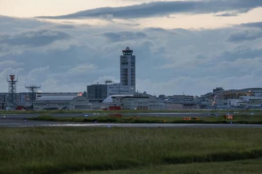 ロマンチックな夕方の光に包まれる福岡空港 ロマンチックな夕方の光に包まれる福岡空港の写真