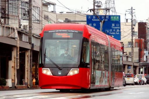 アイトラム市街地走行 アイトラム市街地走行 万葉線,アイトラム,mlrv1000形の写真素材