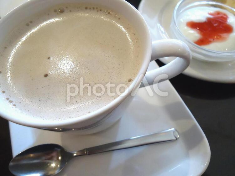 カフェラテとヨーグルト カフェラテ,ホット,コーヒーの写真素材