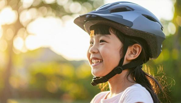 自転車用ヘルメットをかぶる女の子 自転車用ヘルメットをかぶる女の子の写真