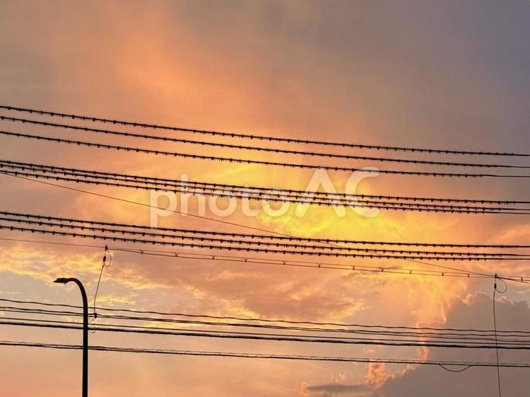 夏の夕焼け、すごいことになってる！ 夕焼け,夕暮れ,夕日の写真素材