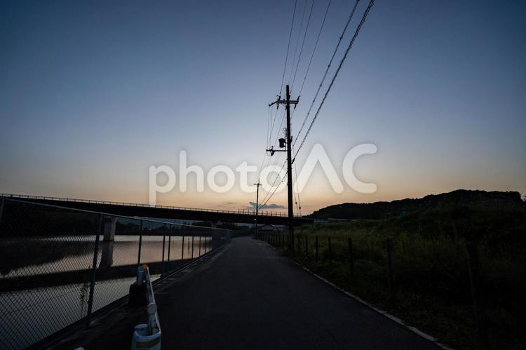 高架を背景に朝が昇る前の田舎の道路 高架,朝日,道路の写真素材