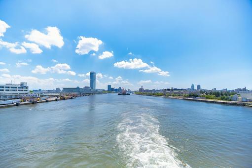 海上から見る新潟港 海,青空,新潟の写真素材