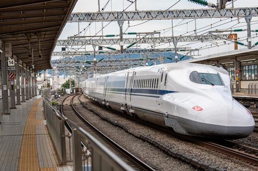 駅を通過する東海道山陽新幹線N700A 東海道,山陽,新幹線の写真素材