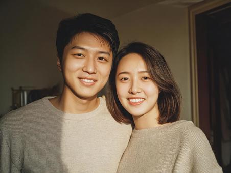 優しい笑顔の仲良しカップル 優しい笑顔の仲良しカップルの写真