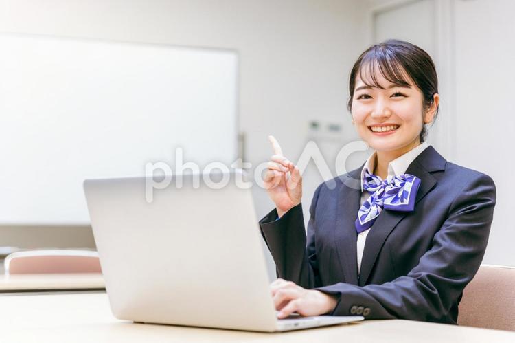 リボンスカーフをつけたビジネスウーマン パソコン,女性,オフィスの写真素材