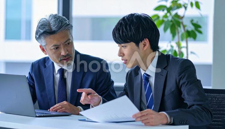 データと資料を確認するビジネスマン ビジネスマン,男性,上司の写真素材
